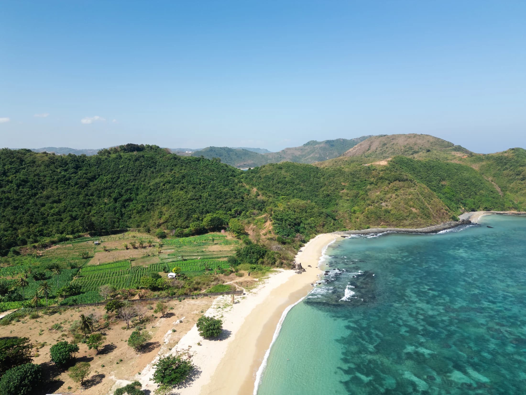 AURAH villa's en gedeelde faciliteiten verspreid over groene heuvels langs de kust van Lombok.