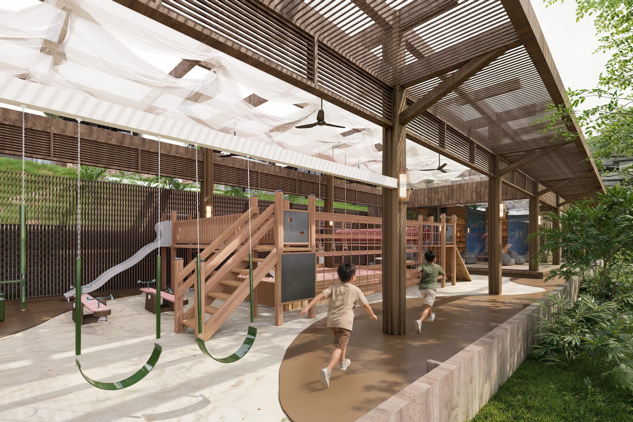 Buitenspeeltuin van de AURAH Kids Club met houten speeltoestellen en een overdekte speelzone.