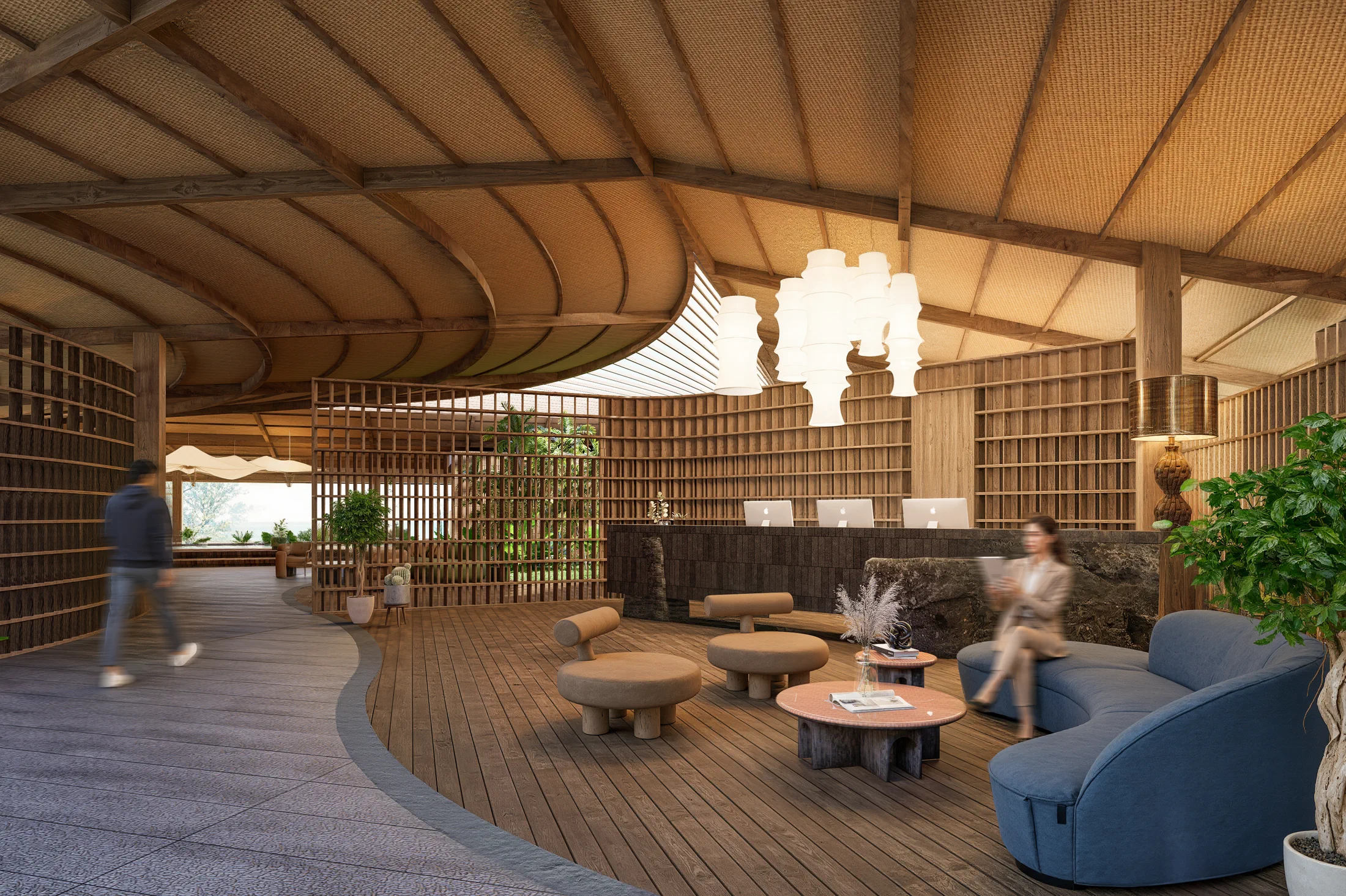 Lounge in de AURAH lobby met ronde zitgroep, warme houttinten en een centrale tropische binnentuin.