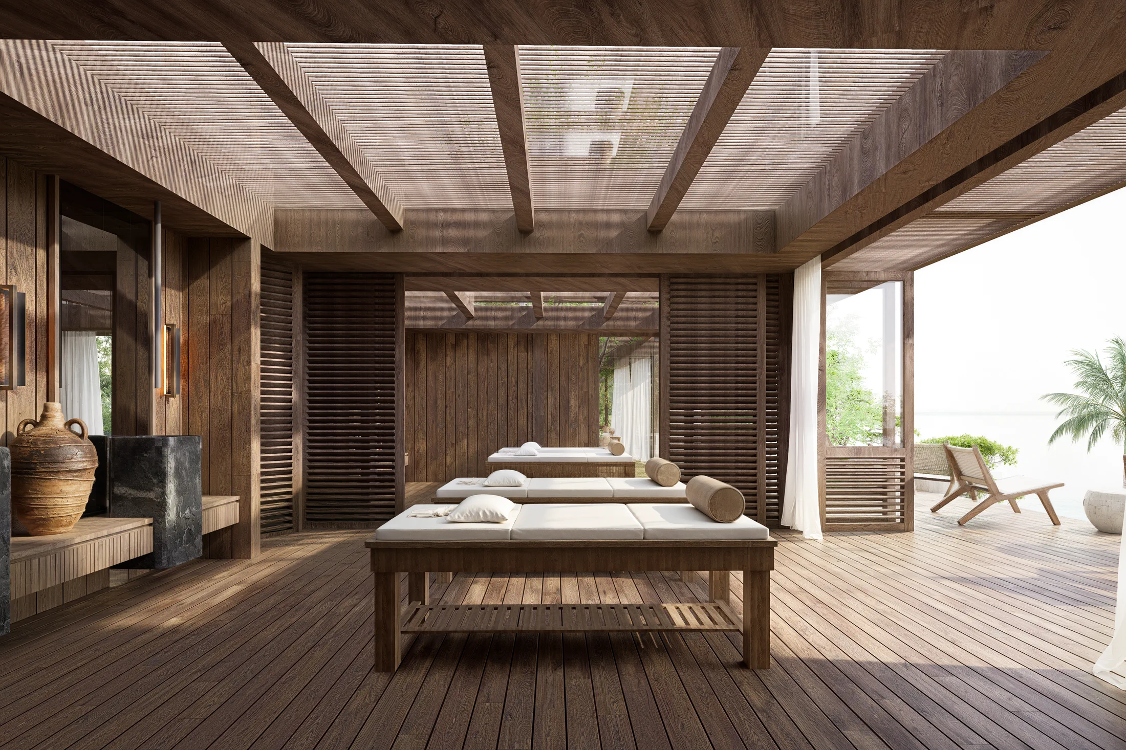 Open massagepaviljoen van de AURAH spa met houten ligbedden, gordijnen en tropische beplanting.