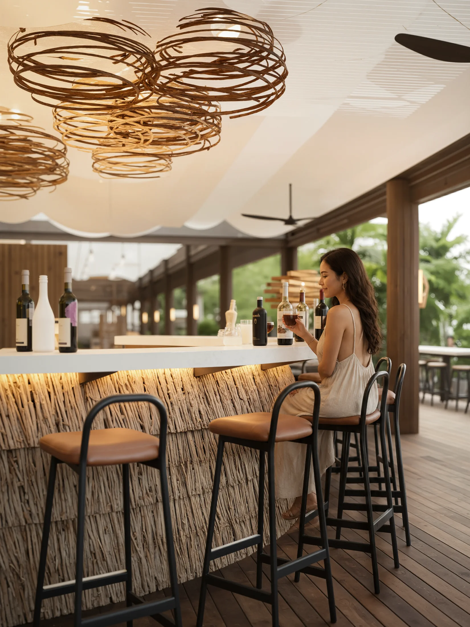 Bar op het terras van AURAH met houten afwerking, hoge stoelen en open uitzicht rondom.